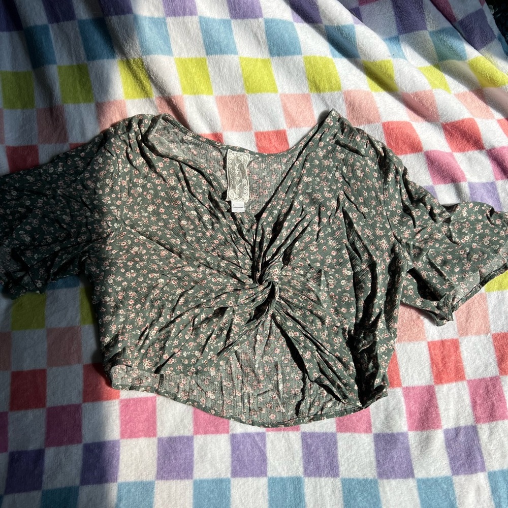 Sadie & Sage Green and Pink Floral Knot Crop Top Shirt Casual Cute Trendy